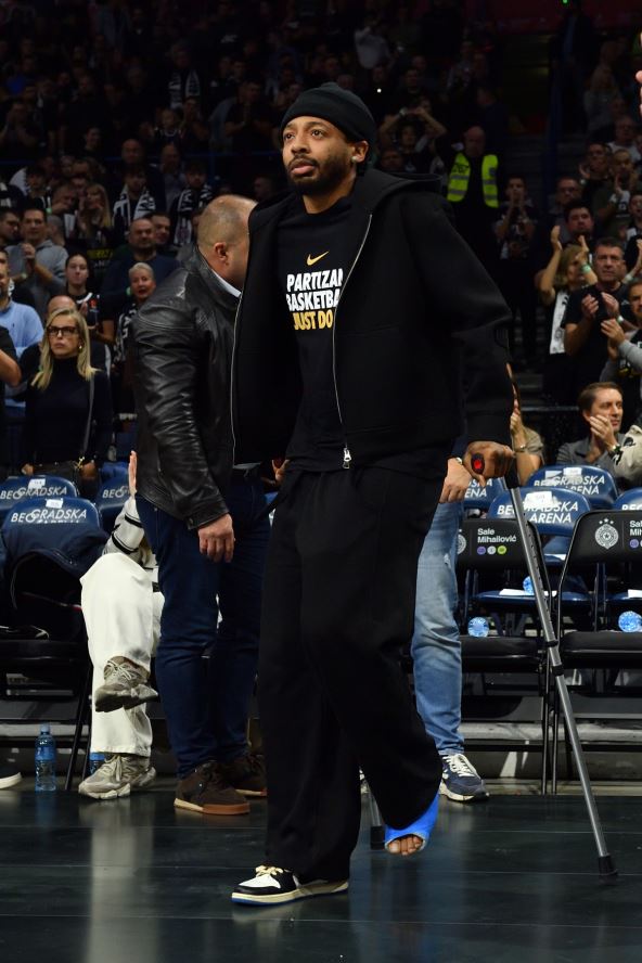 Karlik Džouns na štakama u Beogradskoj areni