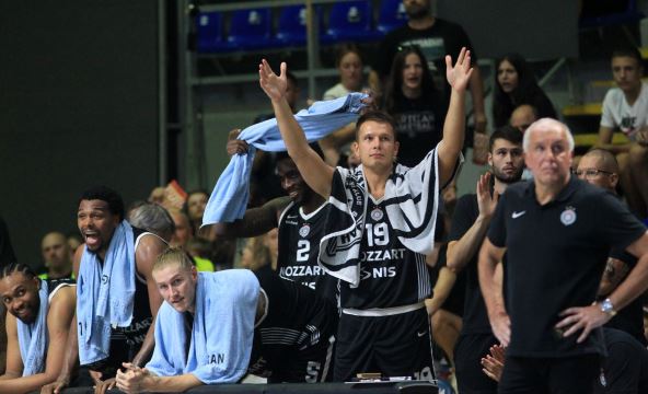 Željko Obradović sa igračima Partizana - Parker, Braun, Osetkovski i Lakić.