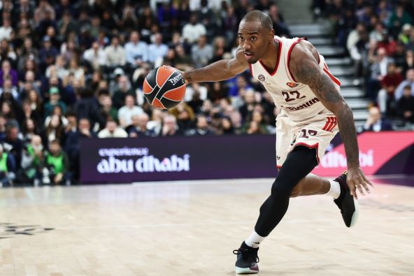 Ajzea Majk vodi loptu u dresu Bajerna