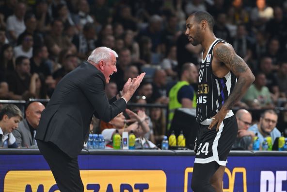 Željko Obradović daje instrukcije Ajzeji Majku na utakmici Partizana