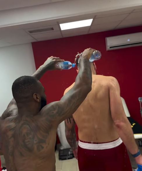 Kodi poliva vodom Donatasa Motiejunasa