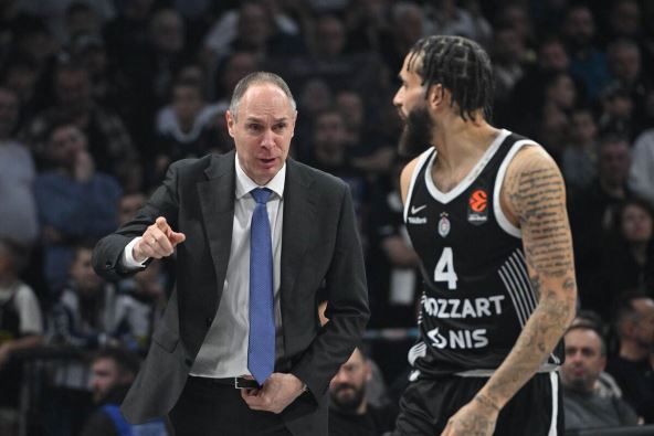 Mirko Ocokoljić govori Duejnu Vašingtonu na Partizan Bajern