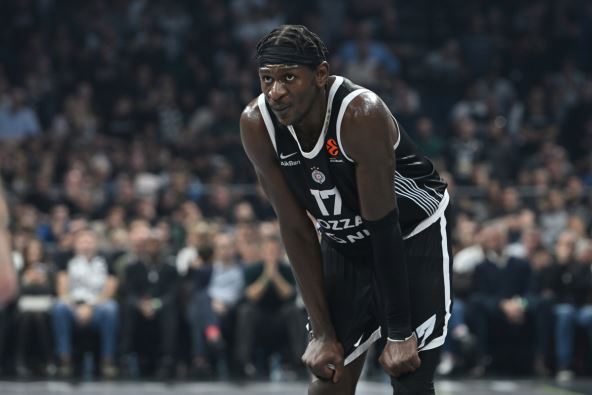 Isak Bonga se odmara na utakmici