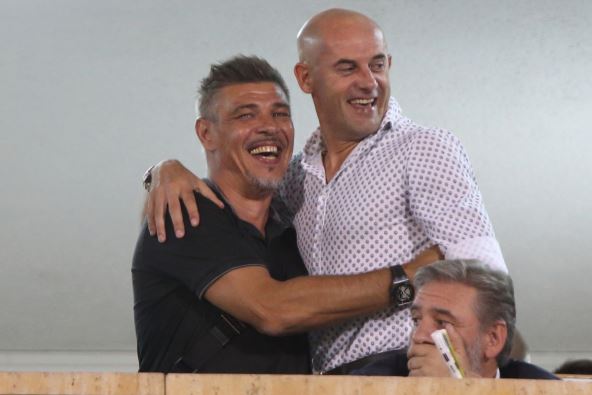 Predrag Đorđević i Savo Milošević se grle.