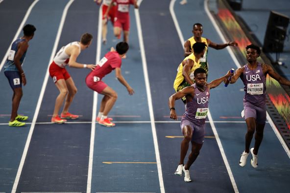 Primopredaja štafete na atletici.