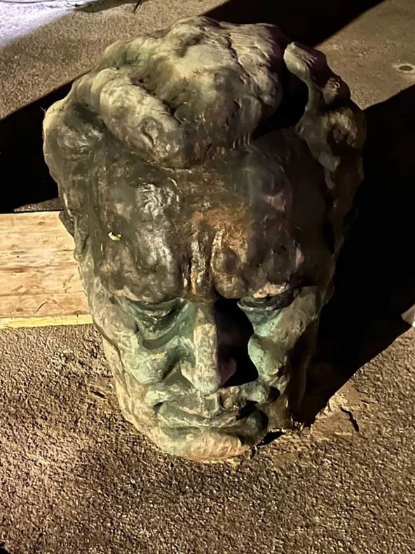 Policija pronašla čoveka koji je Titu otkinuo glavu (1).jpg