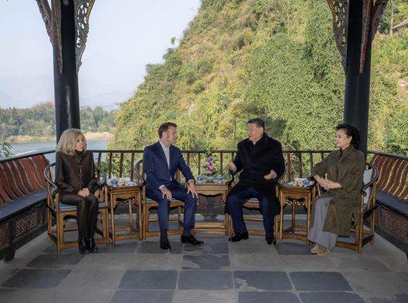 Emanuel Makron u poseti Kini (1).jpg