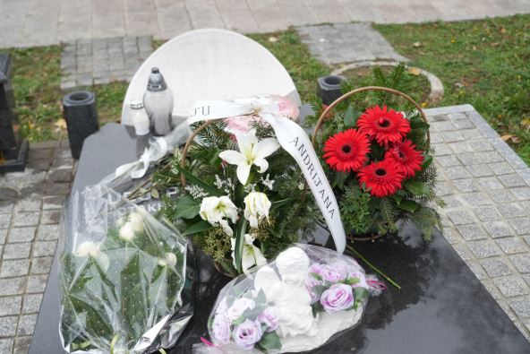 Andrijana donela buket za Džejev pomen