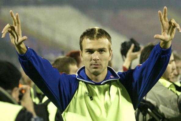 Danijel Ljuboja diže tri prsta.