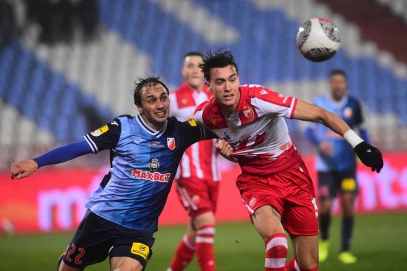 Aleksa Damjanović u duelu protiv Lazara Nikolića na Zvezda Vojvodina