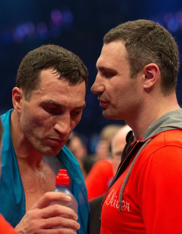 Vladimir i Vitalij Kličko ukrajinski bokseri u ringu