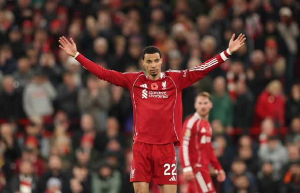 Hugo Ekitike širi ruke u dresu Liverpula