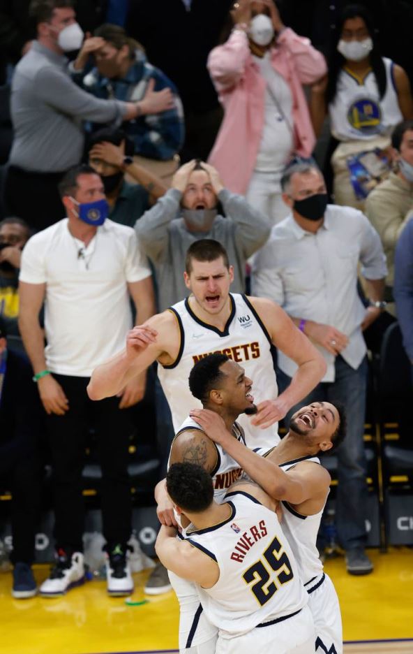 Nikola Jokić slavi koš sa saigračima