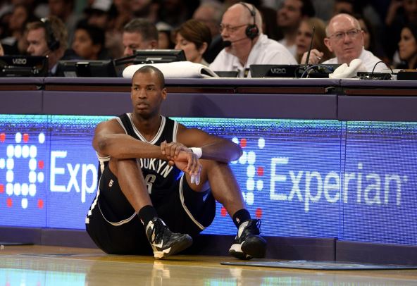 Džejson Kolins čeka da uđe u igru u dresu Bruklina