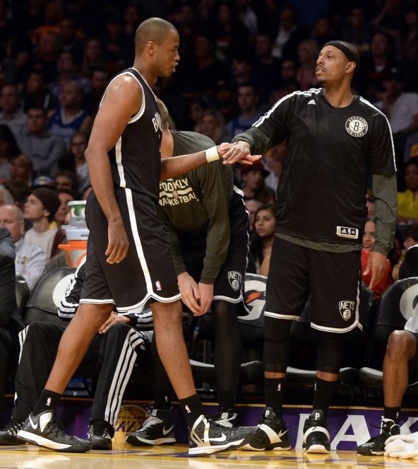 Džejson Kolins izlazi iz igre u dresu Bruklina i dočekuje ga Pol Pirs