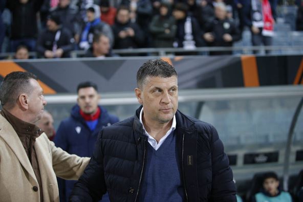 Vladan Milojević se pozdravlja sa Goranom Negićem pred Šturm Crvena zvezda