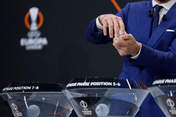 Izvlačenje kuglica na žrebu Lige Evrope.