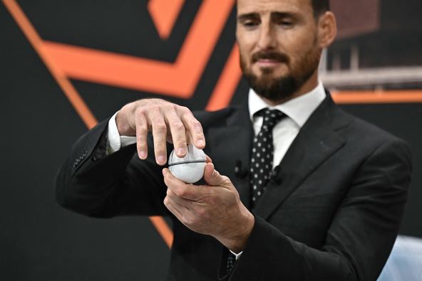 Izvlačenje kuglica na žrebu Lige Evrope.