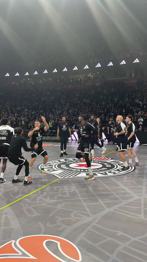 Izlazak navijača Partizana na derbi (3).jpg