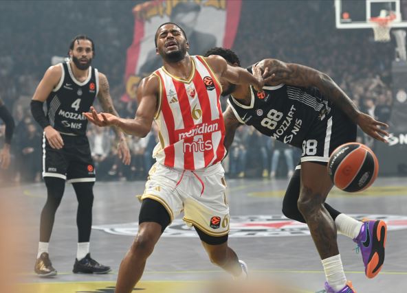 Džered Batler gubi loptu na derbiju Partizan Zvezda