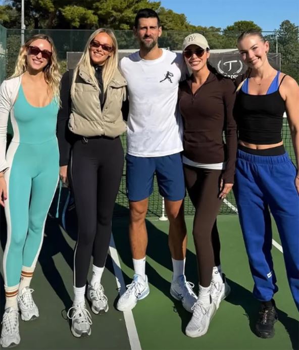 Novak Đoković sa četiri lepotice igra padel.
