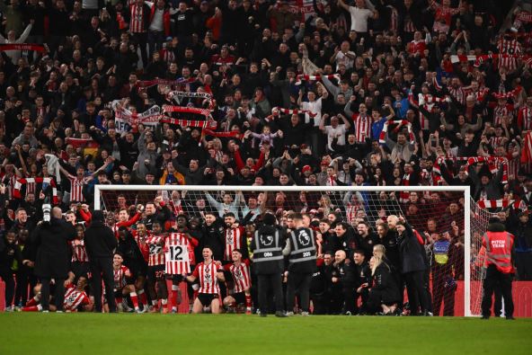 Slavlje fudbalera Sanderlenda pred kopom posle Njukasla