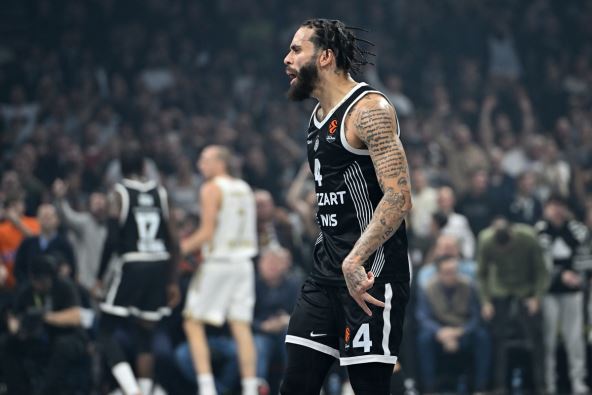 Duejn Vašington slavi koš protiv Crvene zvezde