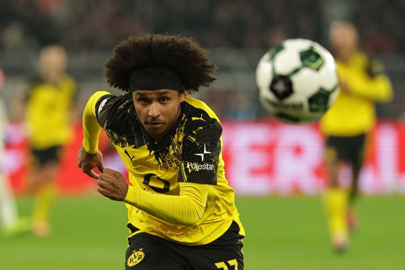 Karim Adejemi u trku za loptom.