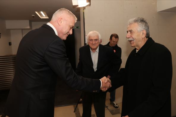 Nikola Plećaš se rukuje sa Predragom Danilovićem.