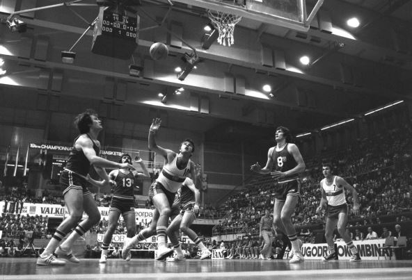 Nikola Plećaš sa brojem 13 na dresu, na utakmici Jugoslavije i Bugaske 1975. godine.