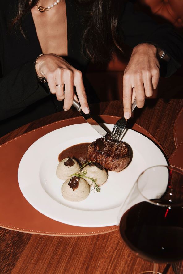 Vrhunski komadi mesa u ponudi restorana copy.jpg