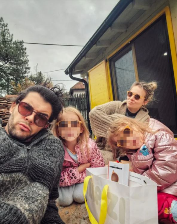 Stevan Piale sa ženom i ćerkama