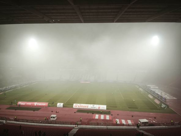 Magla na utakmici Zvezda - Mladost.jpg