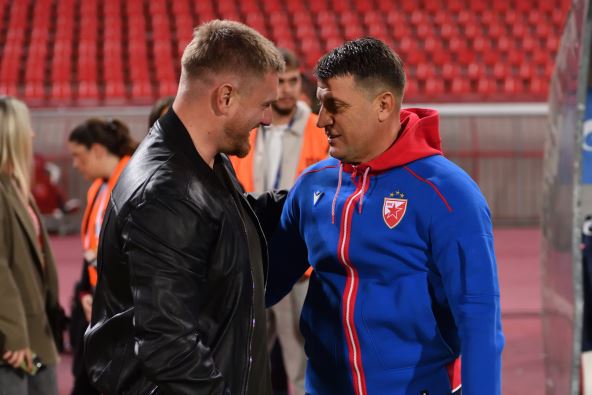 Marko Jakšić i Vladan Milojević se pozdravljaju na Zvezda Radnik Surdulica