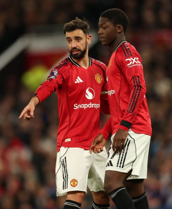 Bruno Fernandeš i Kobi Maino na utakmici Mančester junajteda