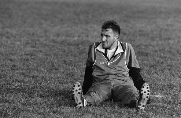 Nenad Maslovar sedi na travi na pripremama Zvezde.