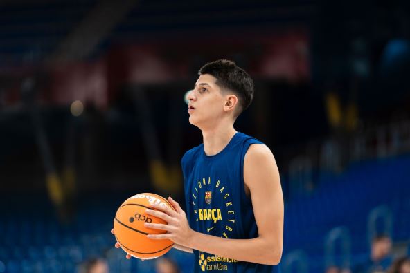 Nikola Kusturica na zagrevanju Barselone u ACB ligi