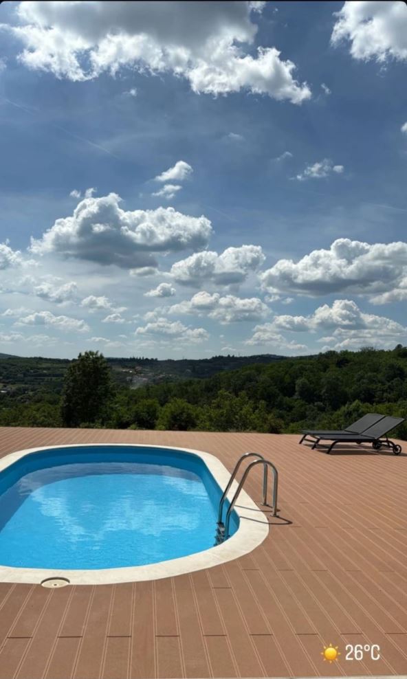 Kaja Ostojić bazen vikendica Kosmaj