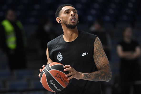 Kameron Pejn na zagrevanju