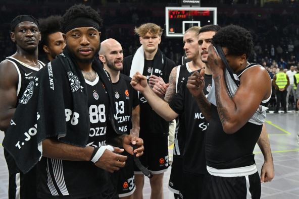 Tajrik Džouns sa igračima Partizana u Beogradskoj areni