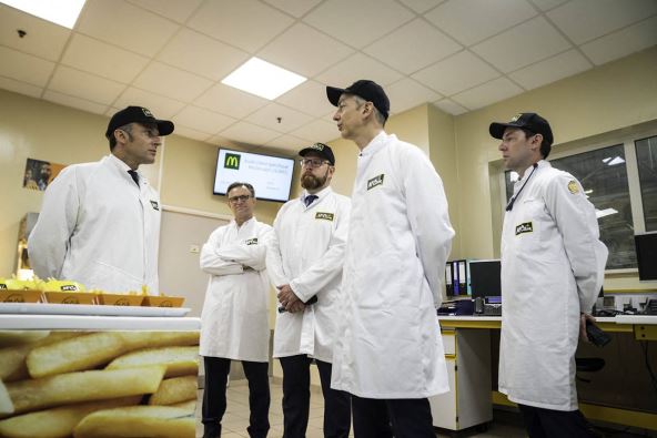 Emanuel Makron u fabrici (3).jpg