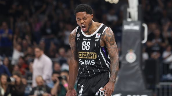 Tajrik Džouns se raduje nakon poena protiv Dubaija