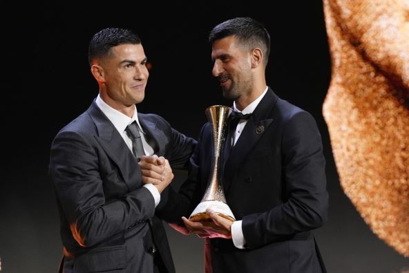 Novak Đoković dobija Globe Soccer nagradu od Kristijana Ronalda