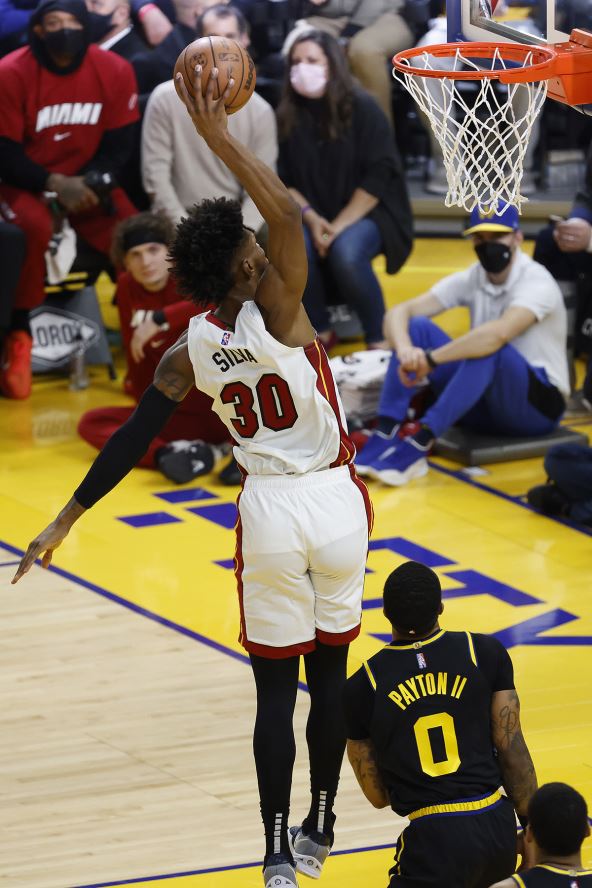 Kris Silva zakucava loptu u koš.