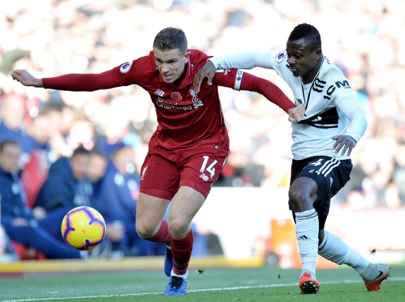 Žan Mikael Seri u duelu sa Hendersonom.