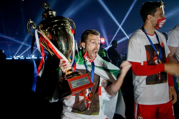 Hose Kanjas slavi titulu sa Crvenom zvezdom.