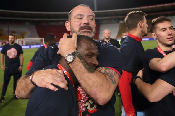 Dejan Stanković grli Bena.