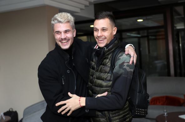 Filip Stuparević u zagrljaju sa Veljkom Birmančevićem.