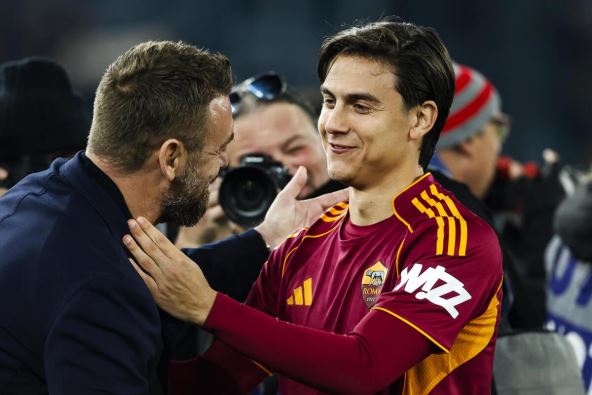 Danijele De Rosi i Paulo Dibala se pozdravljaju pred meč Roma Đenova