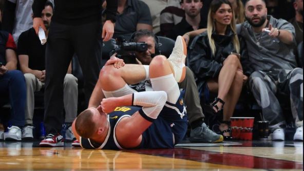 Nikola Jokić povredio koleno